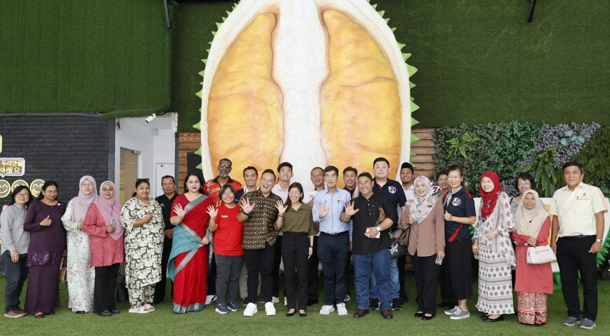 第二版-大都会/(主文)林怡威移交拨款给学校/2图