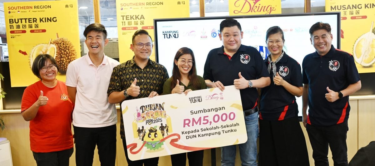 第二版-大都会/(主文)林怡威移交拨款给学校/2图