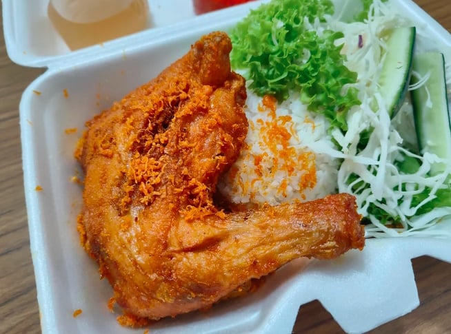 简单食材却要卖RM15？ 女子：印尼炸鸡饭价格不合理！