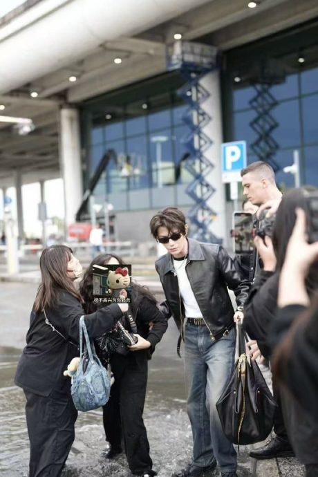 粉丝被摄影师推搡跌倒 丁禹兮踩水扶起获赞