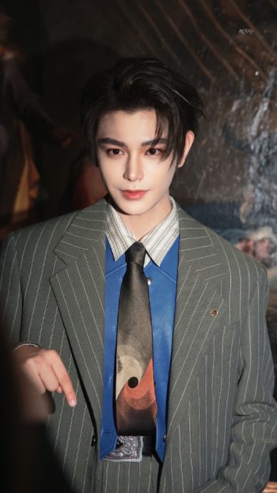 粉丝被摄影师推搡跌倒 丁禹兮踩水扶起获赞