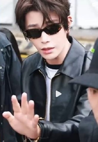 粉丝被摄影师推搡跌倒 丁禹兮踩水扶起获赞