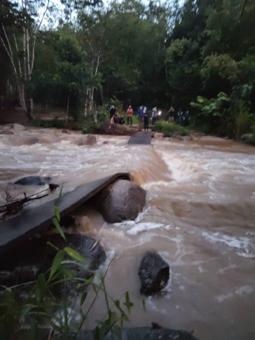 给全国/洪水爆发 22人包括12警员受困/3图