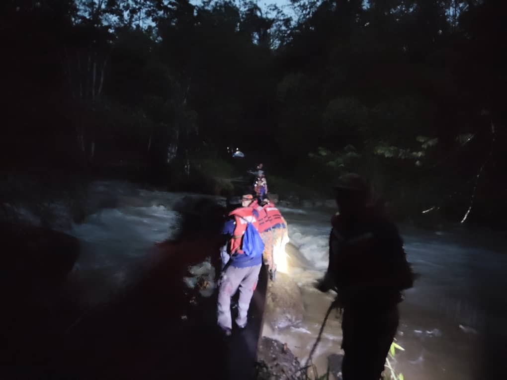 给全国/洪水爆发 22人包括12警员受困/3图