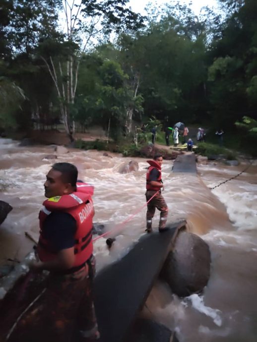 给全国/洪水爆发 22人包括12警员受困/3图