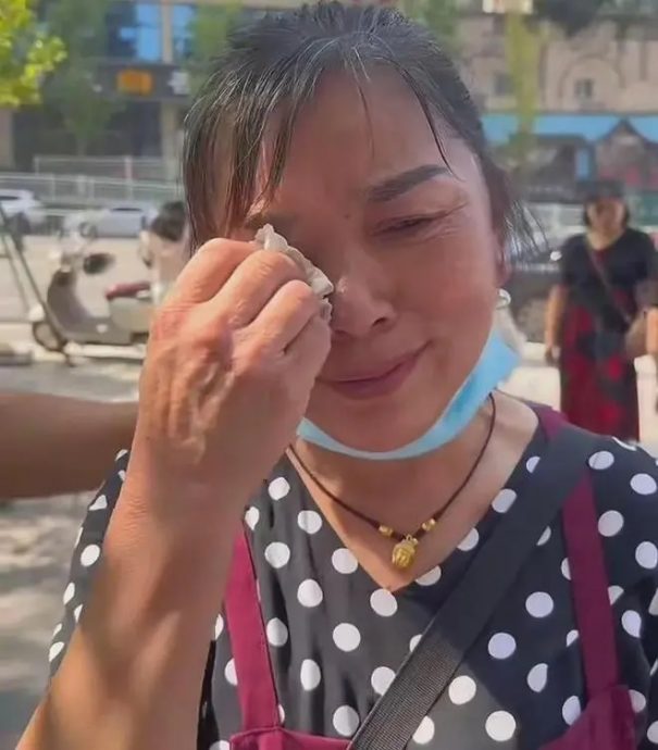 网红借摊位摆拍“被欺凌”短片 早餐店主遭网暴生意狂跌