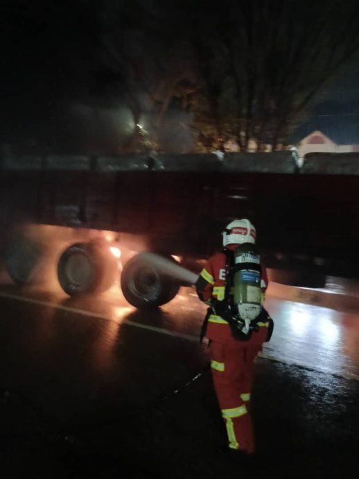 罗里后轮胎着火 烧毁30%