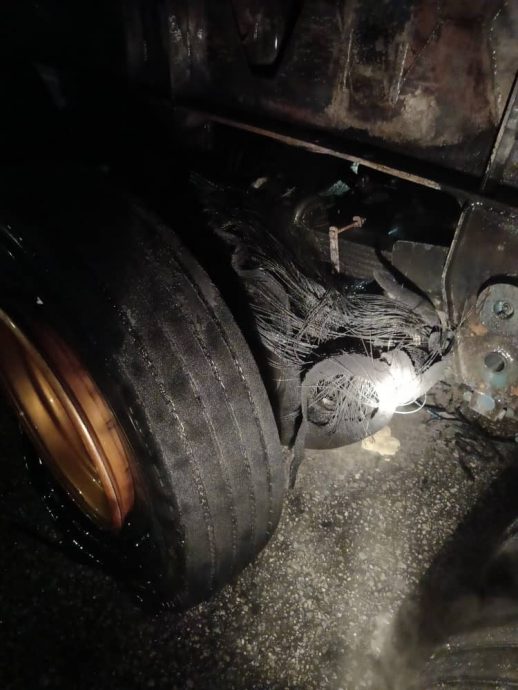 罗里后轮胎着火 烧毁30%