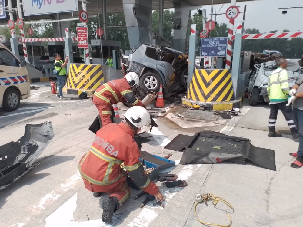 罗里在内4车收费站前车祸 1人毙命8人伤