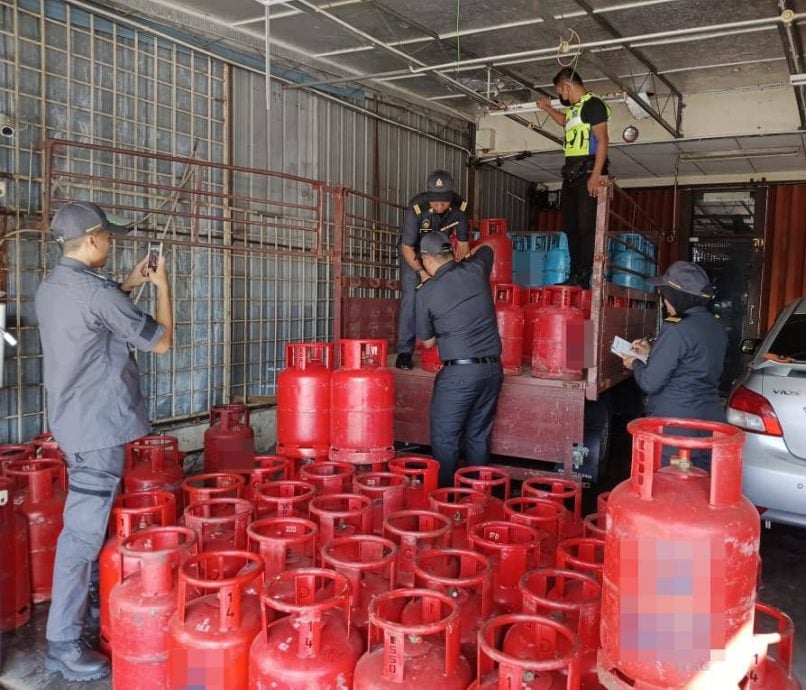 罗里当仓库 霹内贸局充公102桶煤气