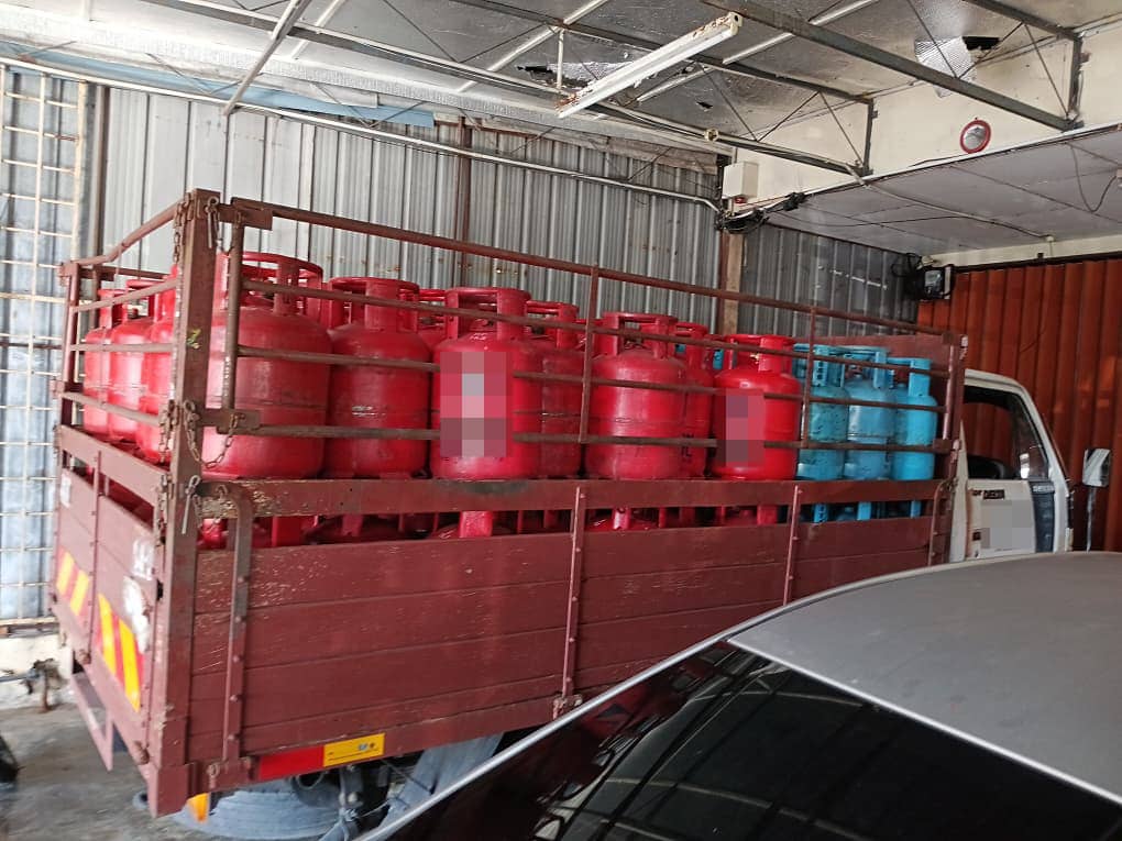 罗里当仓库 霹内贸局充公102桶煤气