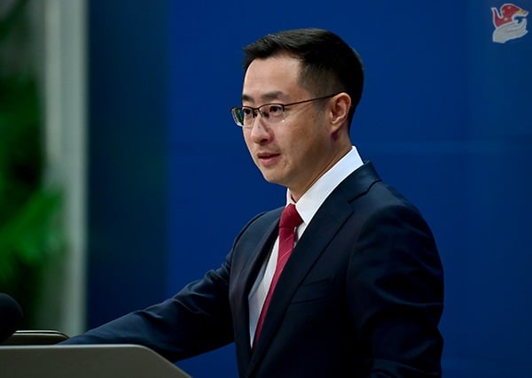 美国H-1B签证加价 中国外交部：欢迎优秀人才扎根中国