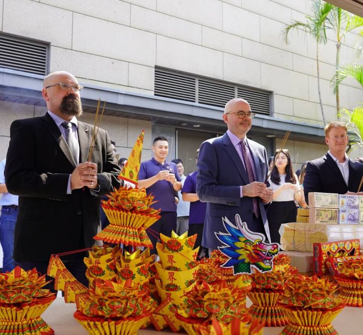 美在台协会普渡在地零食上供桌　处长中文诵读祝祷文