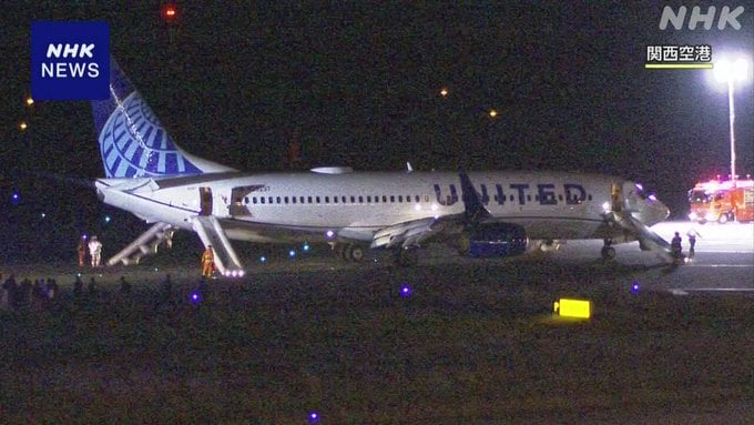 美联航班机紧急迫降 乘客溜紧急滑梯逃生