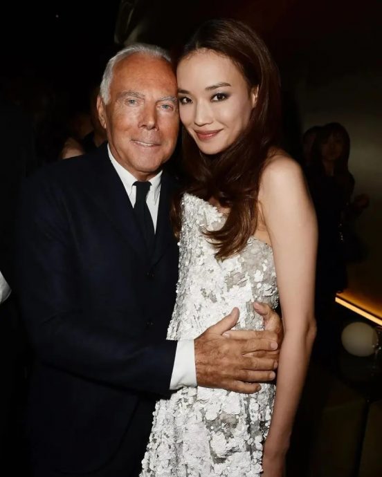 群星哀悼设计大师亚曼尼 胡歌悲揭去年一面之缘