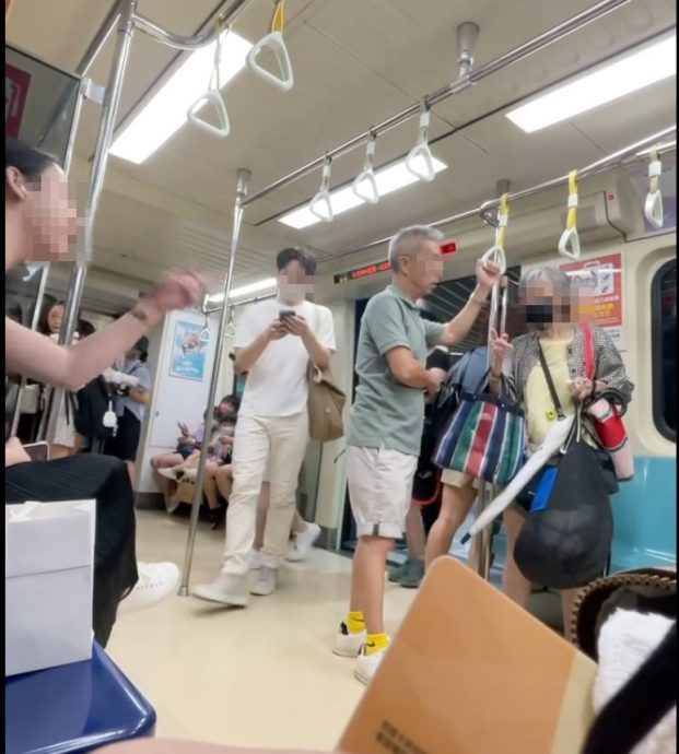 老妇硬要博爱座还打人 乘客一脚踹飞她