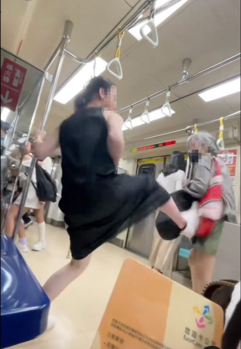 老妇硬要博爱座还打人 乘客一脚踹飞她