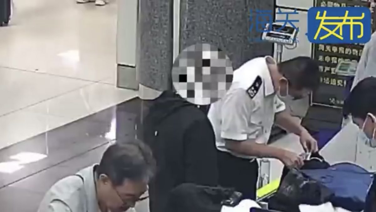 肛门夹带大麻电子烟　男子频捂臀露马脚