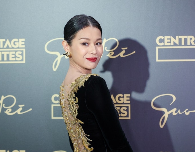 胡杏儿拒多谈“拥抱者” 指老公“男女都会抱”