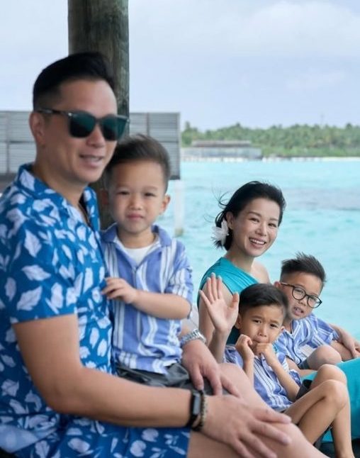 胡杏儿拒多谈“拥抱者” 指老公“男女都会抱”