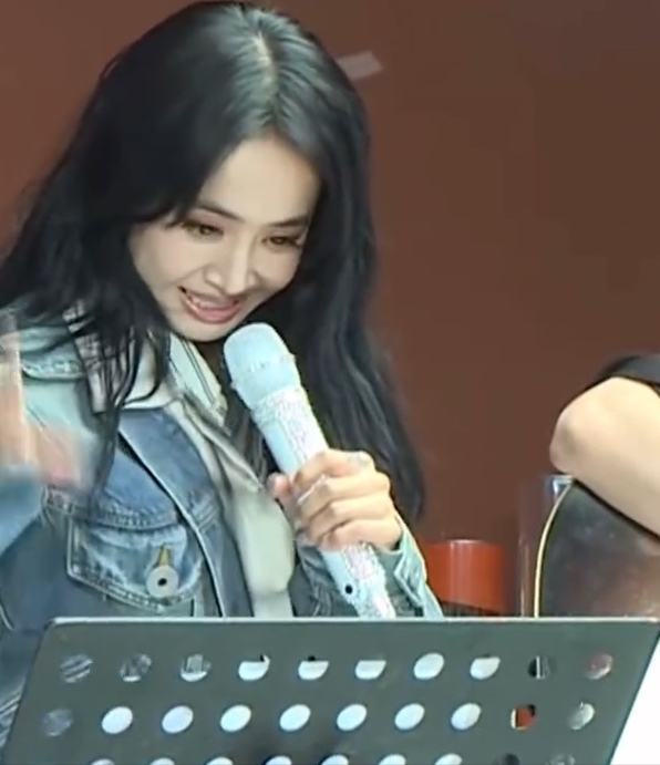 自嘲熬夜变得不漂亮了 蔡依林快闪献唱却忘词