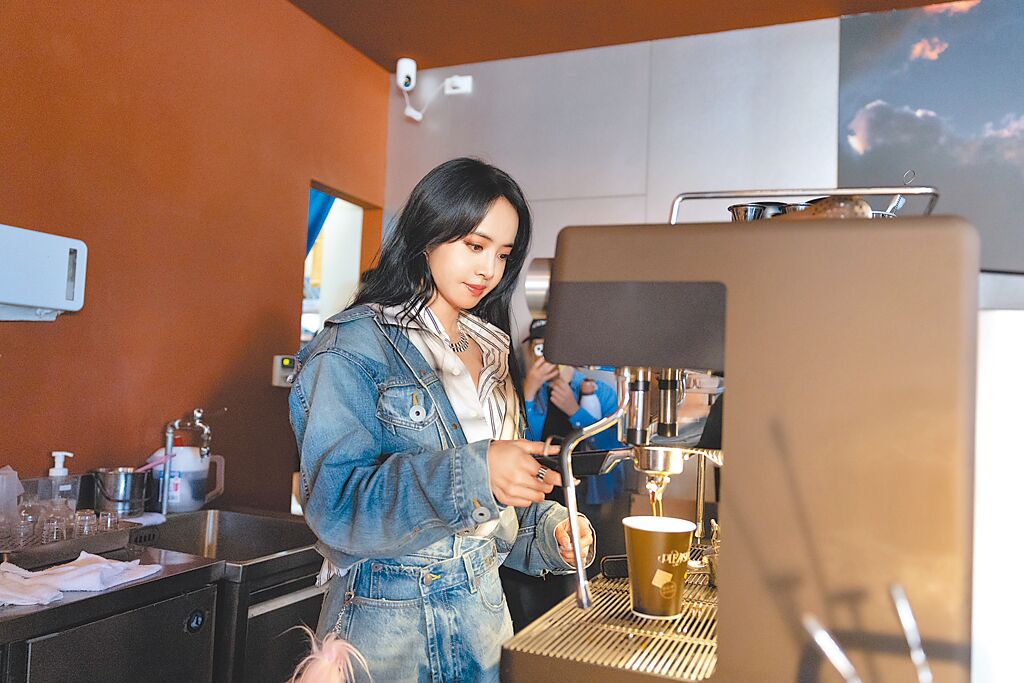 自嘲熬夜变得不漂亮了 蔡依林快闪献唱却忘词