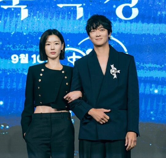 自爆是姜栋元粉丝 全智贤认感情戏产生化学反应