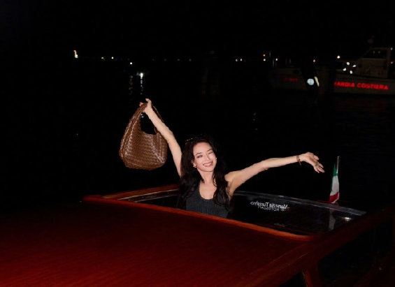 舒淇当导演才理解拍摄苦况 遇超时剧组从容应对