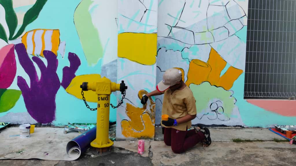 艺术家携手15孩童创作壁画 曼绒体育馆添风采