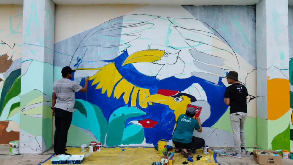 艺术家携手15孩童创作壁画 曼绒体育馆添风采