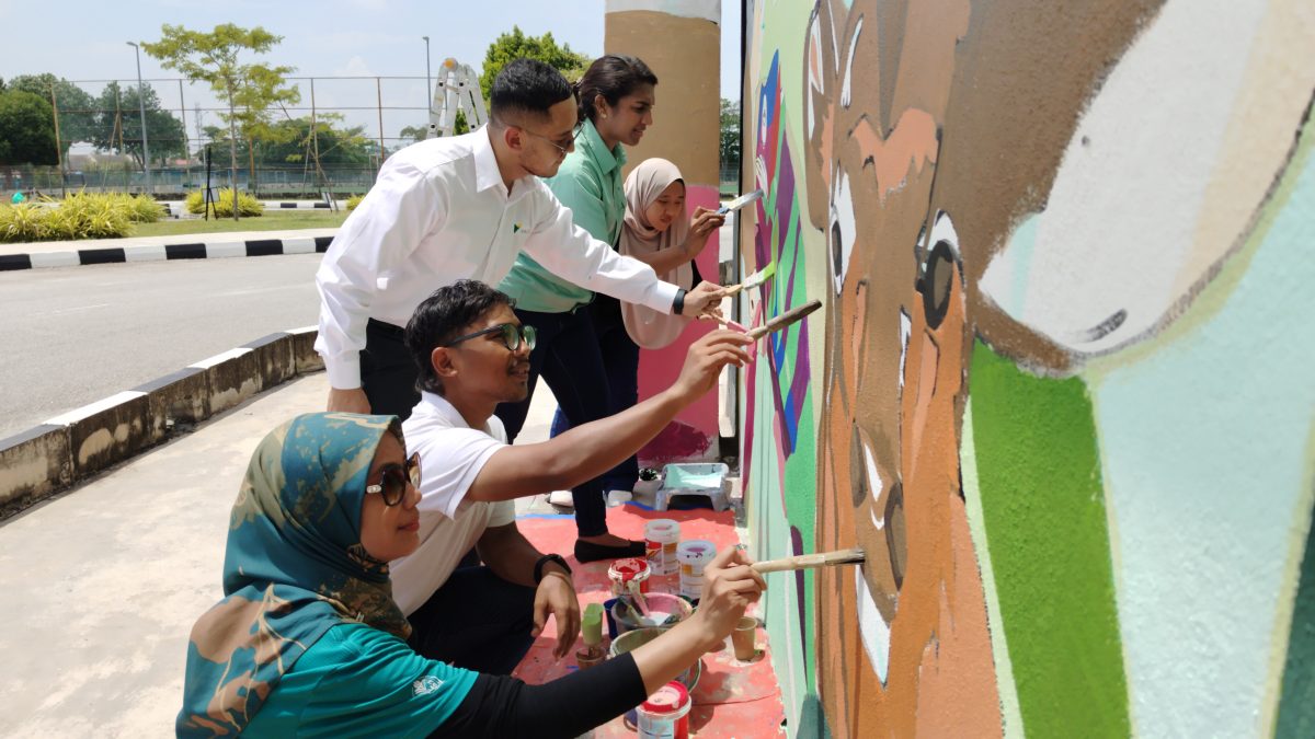 艺术家携手15孩童创作壁画 曼绒体育馆添风采