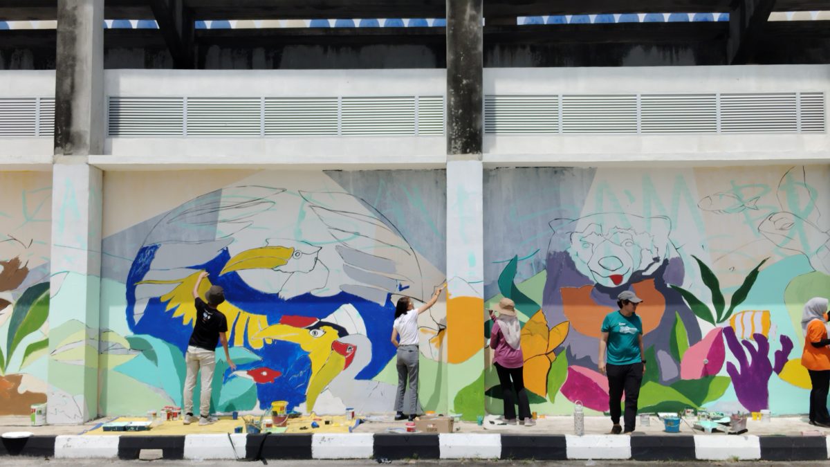 艺术家携手15孩童创作壁画 曼绒体育馆添风采