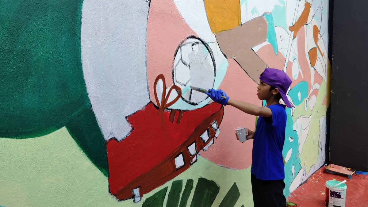 艺术家携手15孩童创作壁画 曼绒体育馆添风采