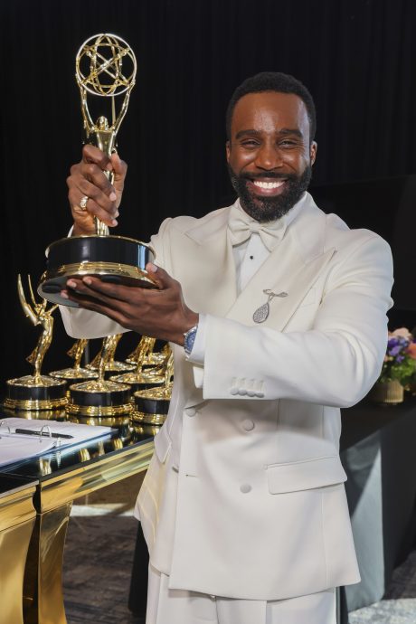  艾美奖|《混沌少年时》横扫6大奖 欧文库柏成最年轻男配得主