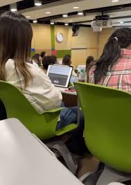 英文差抑或善用科技？ 港大生上课靠AI翻译惹议