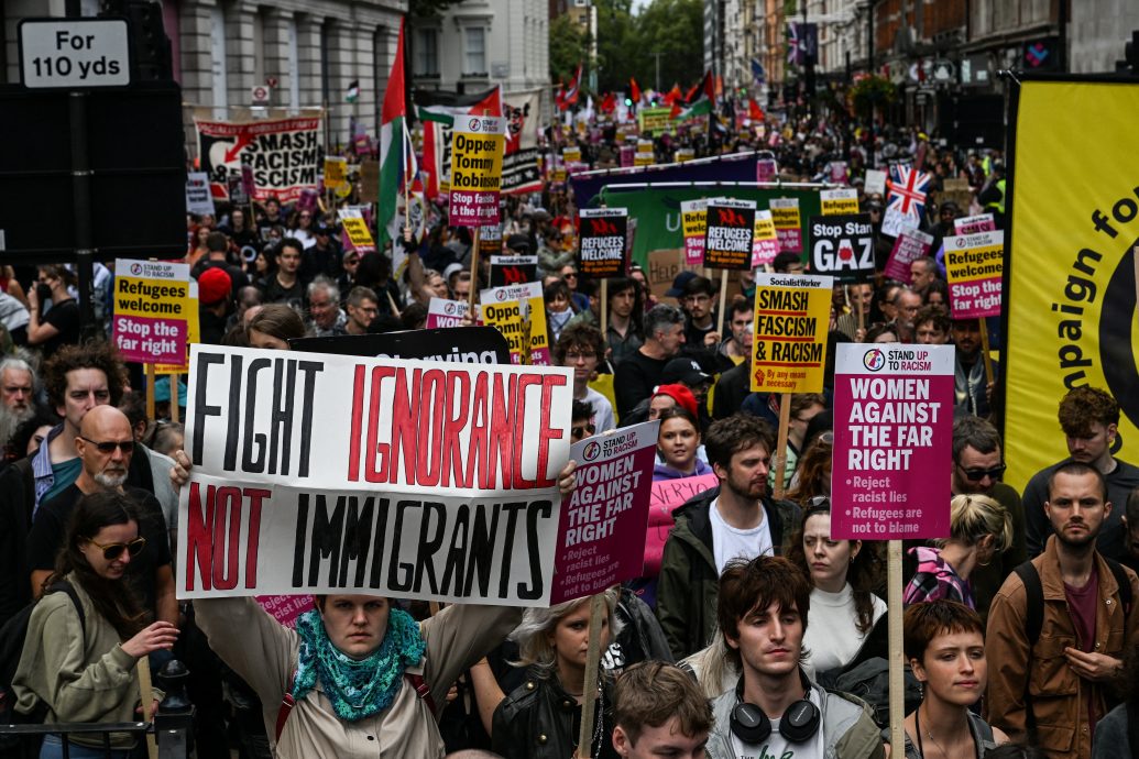 英极右翼15万人集会