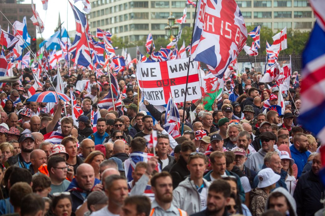 英极右翼15万人集会