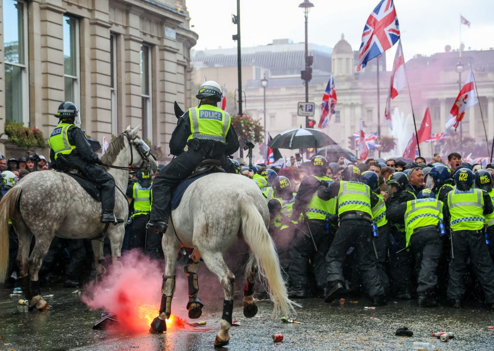 英极右翼15万人集会