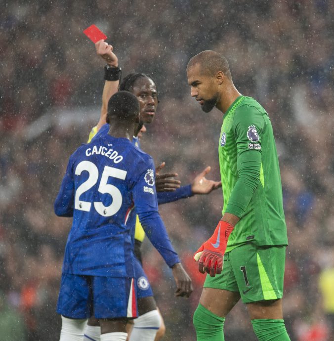 英超|各罚下1人火药味十足 曼联主场战蓝狮13场不败