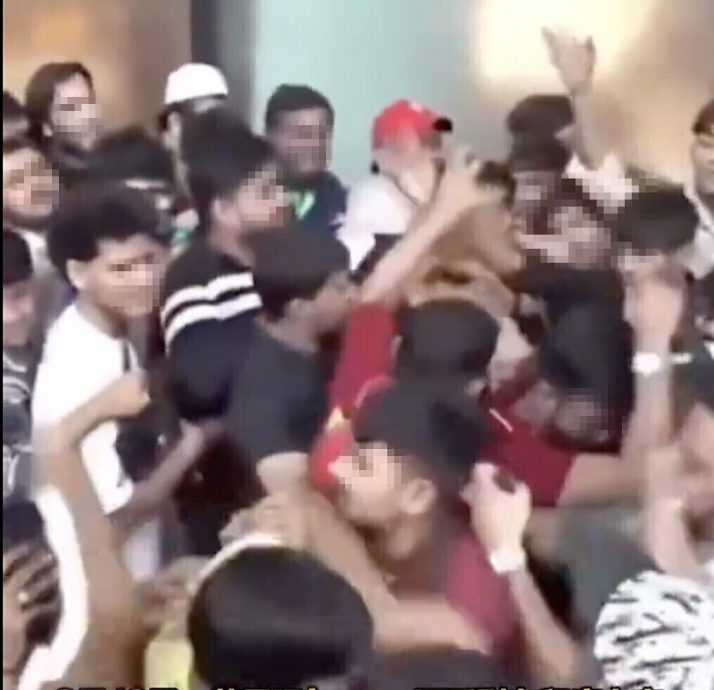 苹果新机太火!中国现“黄牛黑市” 印度上演全武行