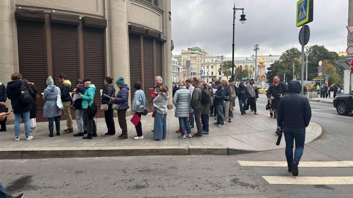 莫斯科出现另类抗议法 普汀办公室外近千人排队请愿