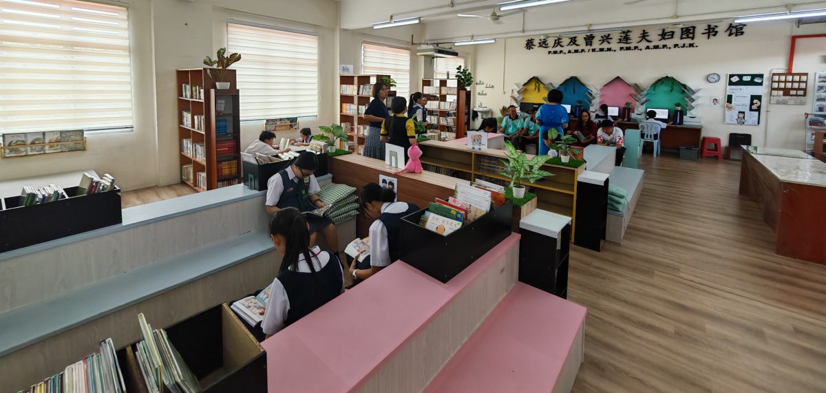 获倪可敏校友拨10万 民德图书馆增藏书