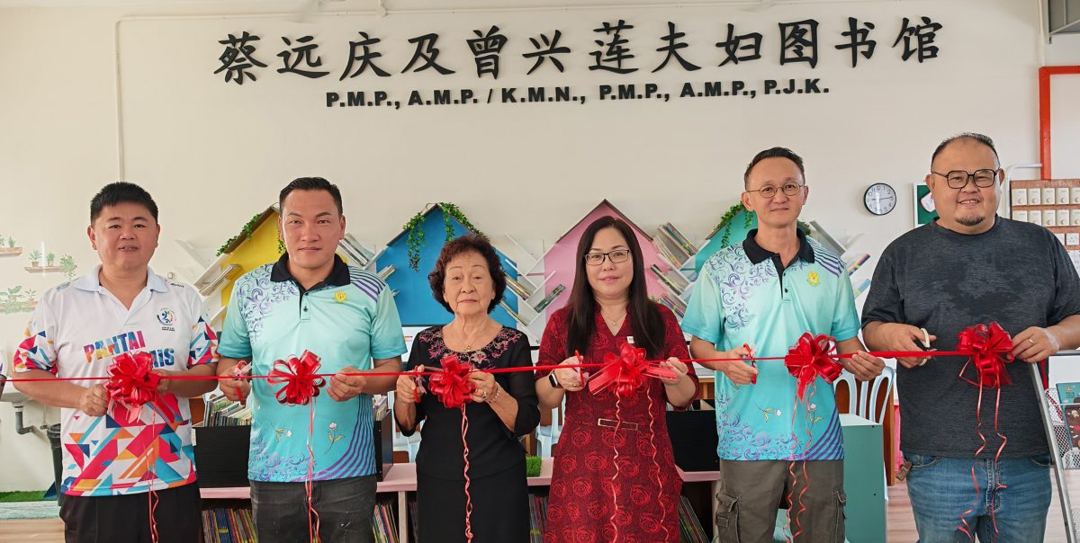 获倪可敏校友拨10万 民德图书馆增藏书