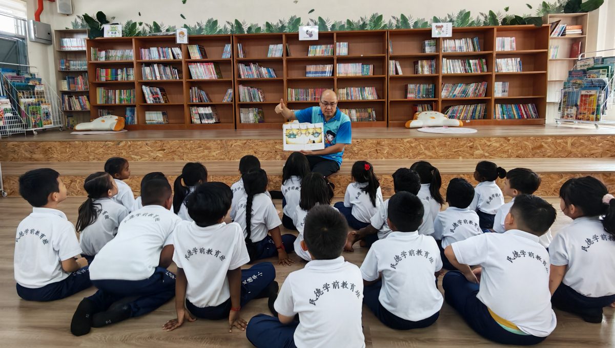 获倪可敏校友拨10万 民德图书馆增藏书