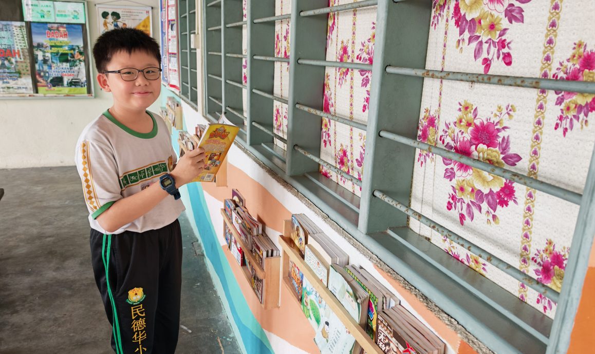 获倪可敏校友拨10万 民德图书馆增藏书