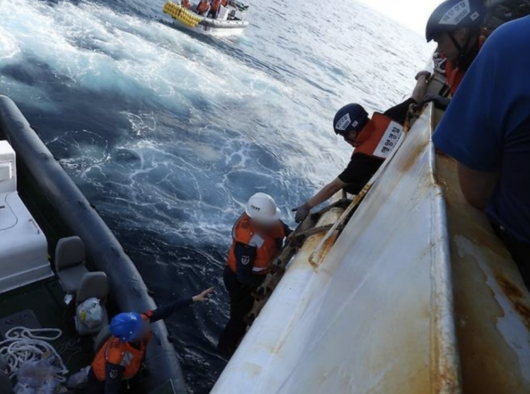 营救遇险8济州渔民 韩授予4中国海警荣誉称号