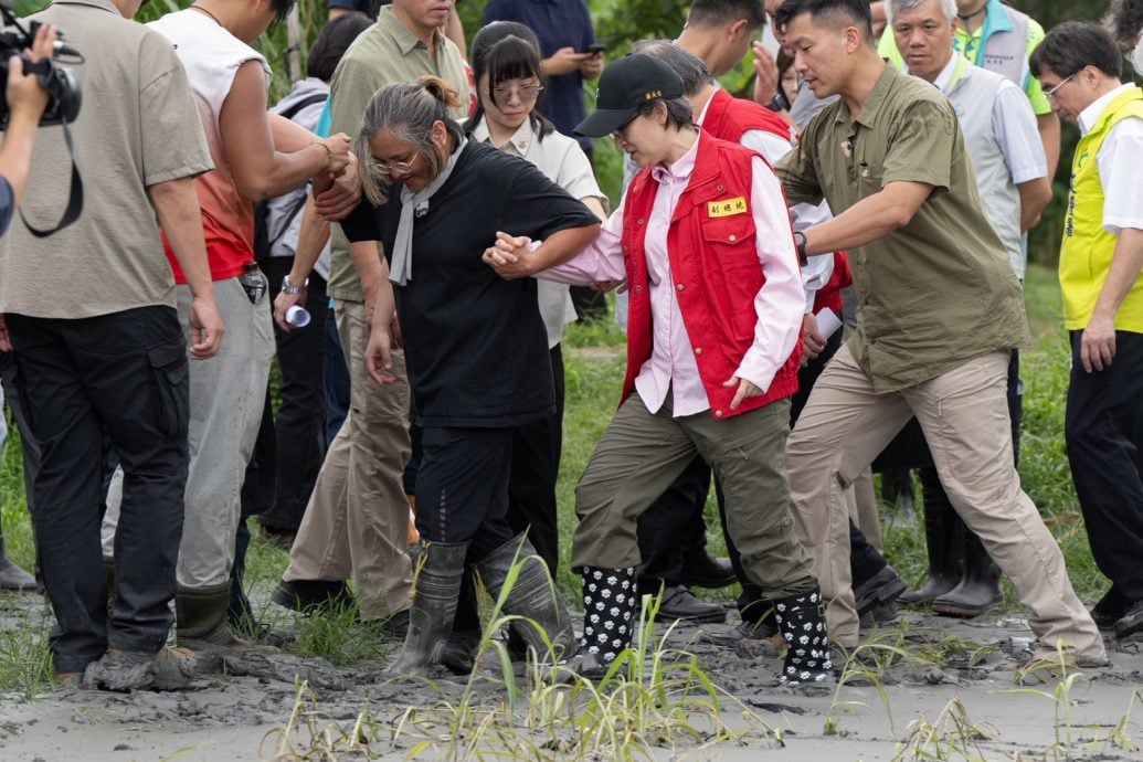 萧美琴花莲勘灾“兽掌雨鞋”超吸睛 网友起低价格