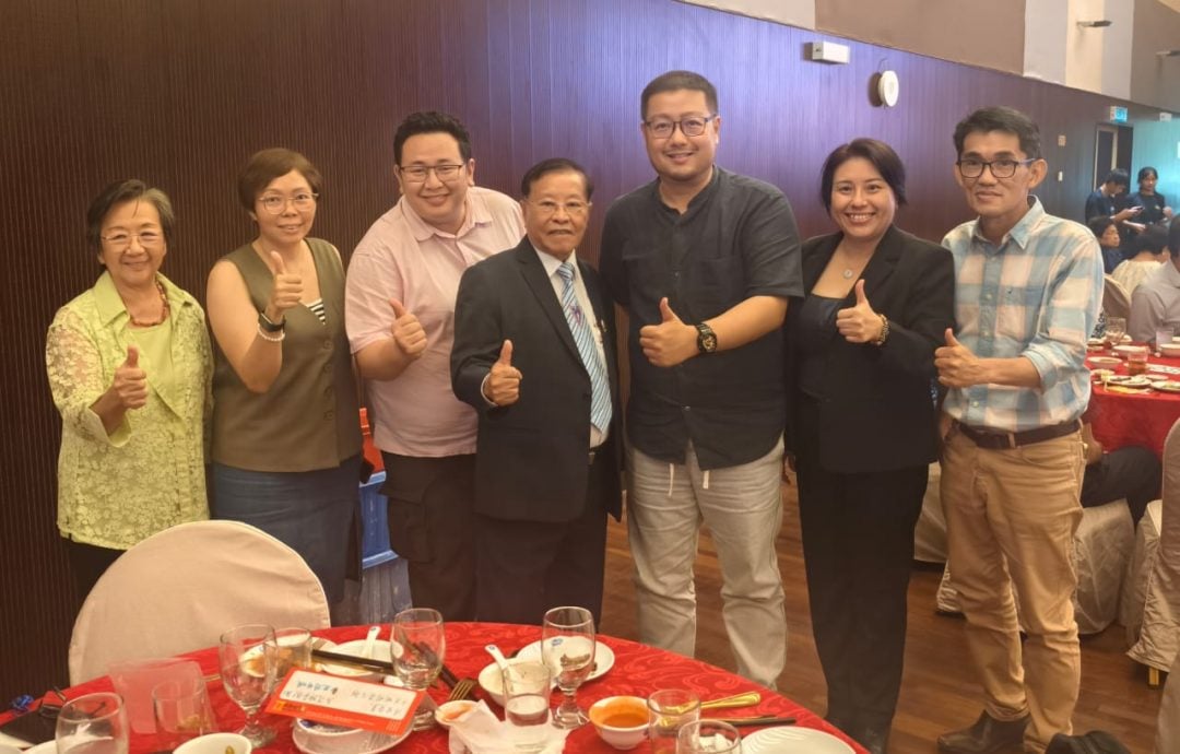 董事长蔡崇伟荣休 捐巴生中华独中6万