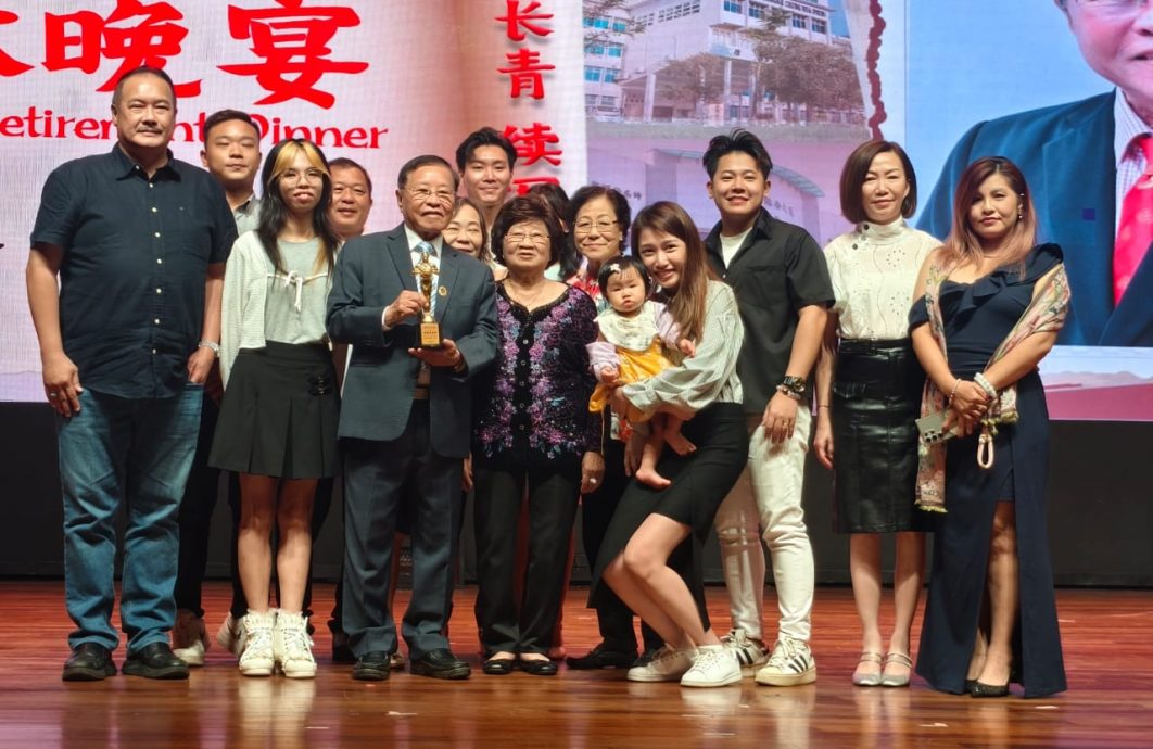 董事长蔡崇伟荣休 捐巴生中华独中6万