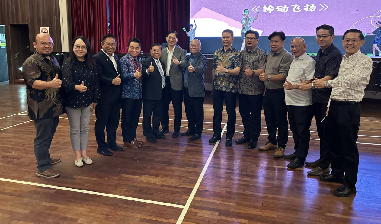 董事长蔡崇伟荣休 捐巴生中华独中6万